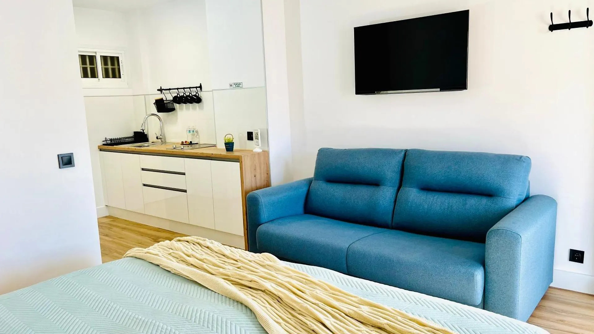 Beautiful Brand New Study 24-Hour Reception Apartment Benalmadena